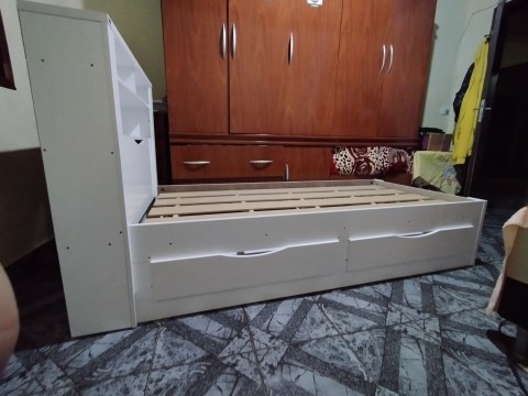 Cama de solteiro com gavetas