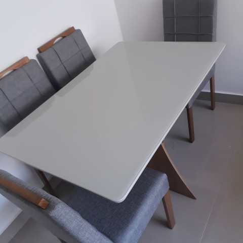 Montagem de mesa e cadeiras