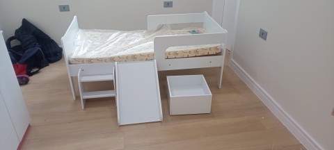 Cama com escorrega e caixa organizadora