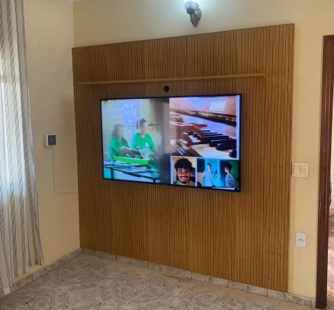 Montagem de painel com estalacão de Tv 