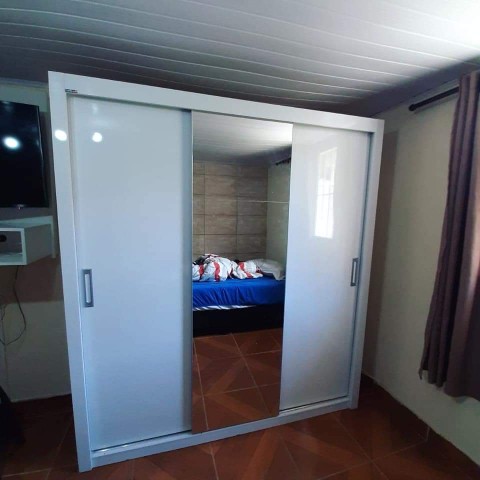 Montagem de guardar roupas 