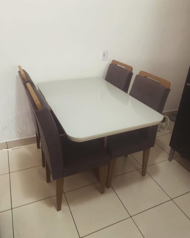 Mesa com 4 cadeiras 