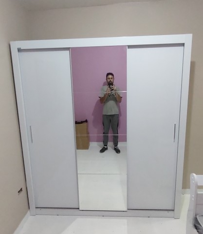 Montagem de guarda-roupas 