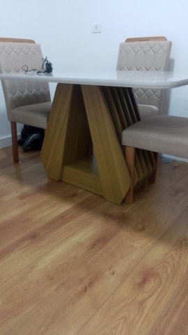 Mesa com 4 cadeira