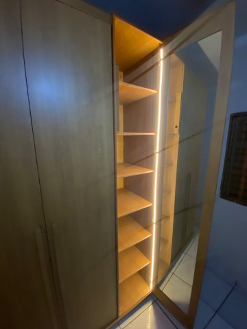 Montagem guarda roupa com LED 