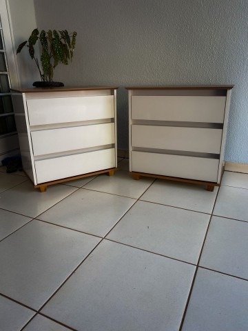 Montagem de mesa de cabeceira