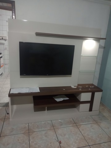 Montagem de estante com led