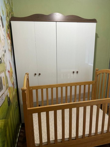 Guarda roupa e berço 