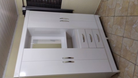 Montagem guarda roupas com espelho.