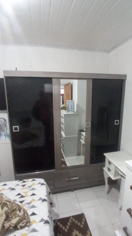 Guarda roupa com portas de correr.
