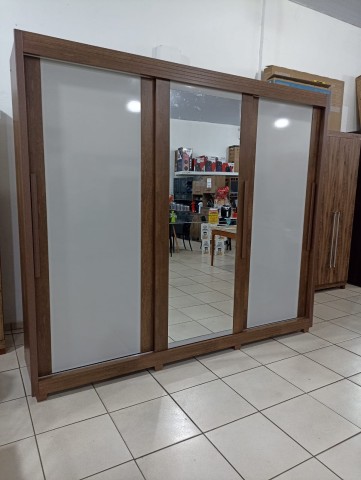 Guarda roupa porta de correr