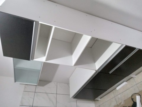 Montagem de armário de cozinha 