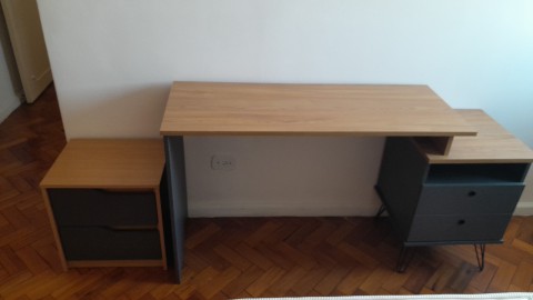 Escrivaninha e criado mudo.