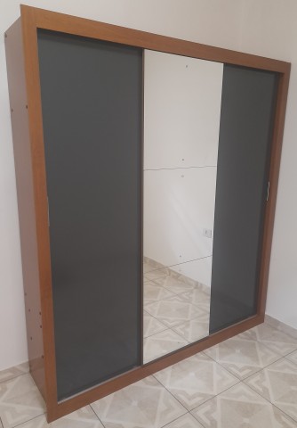 Guarda roupa porta de correr