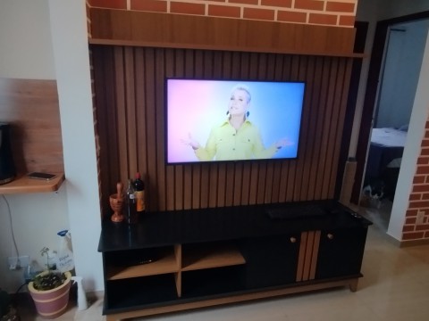 Rack com painel ripado