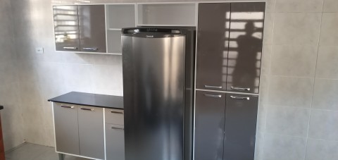 Montagem de Armário de Cozinha Compacto 