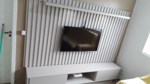 Painel ripado com decoração de led